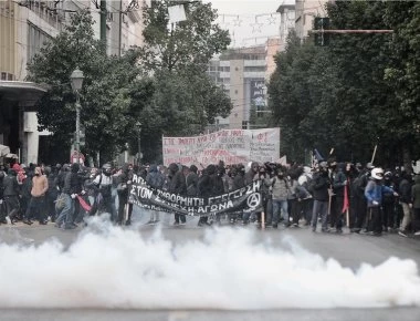 Κουκουλοφόροι καταστρέφουν το κέντρο της Αθήνας μετά την πορεία για τον Α.Γρηγορόπουλο (φωτό)
